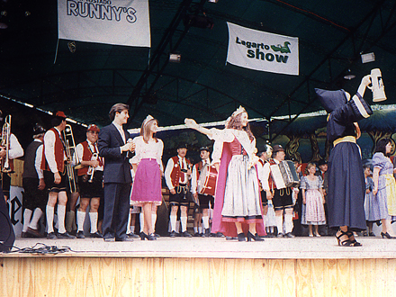Conduciendo la 'Fiesta Nacional de la Cerveza' Villa Gral. Belgrano, 1996